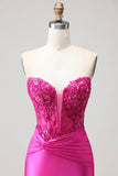 Belle sirène en fuchsia, corset plissé à paillettes, longue robe de bal avec dentelle dans le dos