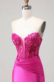 Belle sirène en fuchsia, corset plissé à paillettes, longue robe de bal avec dentelle dans le dos