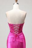 Belle sirène en fuchsia, corset plissé à paillettes, longue robe de bal avec dentelle dans le dos