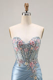 Robe de soirée longue sirène gris bleu à corset perlé et appliqué décolleté cœur avec fente