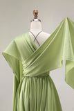 Robe de soirée longue vert sauge en satin à corset et manches cape avec décolleté goutte d’eau