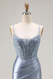 Robe de soirée longue sirène bleu gris à corset perlé et jupe plissée avec fente