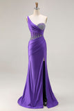 Robe de soirée longue sirène violet foncé à une épaule avec corset orné de perles
