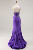 Robe de soirée longue sirène violet foncé à une épaule avec corset orné de perles