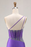 Robe de soirée longue sirène violet foncé à une épaule avec corset orné de perles