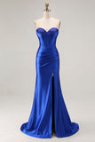 Robe de soirée longue sirène bleu royal sans bretelles à corset perlé et jupe plissée avec fente
