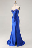 Robe de soirée longue sirène bleu royal sans bretelles à corset perlé et jupe plissée avec fente