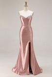 Robe de soirée sirène en satin rose poudré sans bretelles corset perlé avec fente