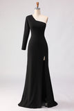 Robe noire sirène en satin à une épaule avec fente