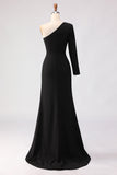 Robe noire sirène en satin à une épaule avec fente