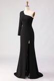 Robe noire sirène en satin à une épaule avec fente