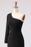 Robe noire sirène en satin à une épaule avec fente