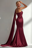Robe longue de bal de bal satin satin sirène sans bretelles bordeaux avec serpentin