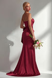 Robe longue de bal de bal satin satin sirène sans bretelles bordeaux avec serpentin