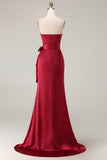 Robe longue de bal de bal satin satin sirène sans bretelles bordeaux avec serpentin
