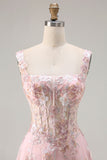 Corset rose à sequins Une robe longue de bal florale avec broderie
