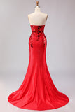 Robe de soirée de promo sirène rouge perlé sans bretelles avec fente latérale et miroir