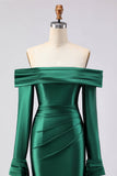 Robe longue de bal en satin vert foncé à épaules dénudées, manches longues