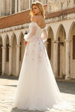 Robe de bal longue blanche en tulle brodée à traînée décollée sur les épaules