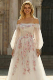 Robe de bal longue blanche en tulle brodée à traînée décollée sur les épaules