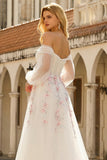 Robe de bal longue blanche en tulle brodée à traînée décollée sur les épaules