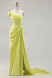 Robe de bal verte à une épaule froncée longue avec fente