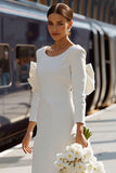 Robe de mariée midi moulante blanche à col rond à manches longues avec noeud