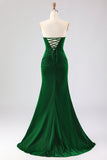 Robe de soirée longue en satin vert foncé coupe sirène sans bretelles avec dentelle au dos