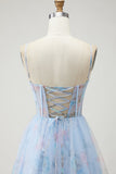Corset fleuri bleu Une robe de bal longue à bretelles fines avec fente