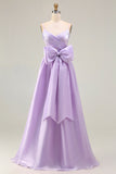 Robe de bal longue en satin plissé à bretelles lilas A avec un nœud d’ours
