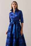 Robe pour mère de la mariée bleu roi trapèze manches longues brodée de fleurs avec foulard assorti