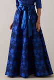 Robe pour mère de la mariée bleu roi trapèze manches longues brodée de fleurs avec foulard assorti