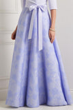 Robe pour mère de la mariée bleu roi trapèze manches longues brodée de fleurs avec foulard assorti