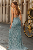 Robe de bal longue de bal gris-vert dorsée de perles gris-vert avec fente