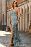 Robe de bal longue de bal gris-vert dorsée de perles gris-vert avec fente