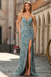 Robe de bal longue de bal gris-vert dorsée de perles gris-vert avec fente