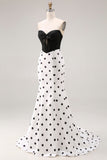 Robe longue à pois découpée en satin blanc avec un nœud