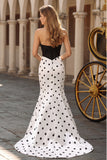 Robe longue à pois découpée en satin blanc avec un nœud