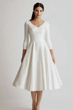 Robe midi de fiançailles à col en V en satin blanc avec manches 3/4