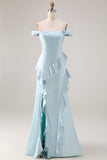 Longue robe de demoiselle d’honneur bleu clair décollée sur les épaules décollées en satin avec fente