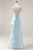 Longue robe de demoiselle d’honneur bleu clair décollée sur les épaules décollées en satin avec fente