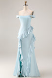 Longue robe de demoiselle d’honneur bleu clair décollée sur les épaules décollées en satin avec fente