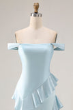 Longue robe de demoiselle d’honneur bleu clair décollée sur les épaules décollées en satin avec fente