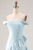 Longue robe de demoiselle d’honneur bleu clair décollée sur les épaules décollées en satin avec fente