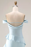 Longue robe de demoiselle d’honneur bleu clair décollée sur les épaules décollées en satin avec fente
