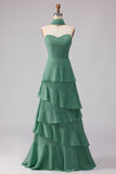 Longue robe de demoiselle d’honneur verte à volants avec un foulard