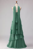 Longue robe de demoiselle d’honneur verte à volants avec un foulard