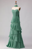Longue robe de demoiselle d’honneur verte à volants avec un foulard