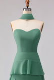 Longue robe de demoiselle d’honneur verte à volants avec un foulard