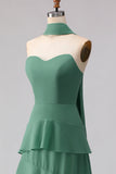 Longue robe de demoiselle d’honneur verte à volants avec un foulard